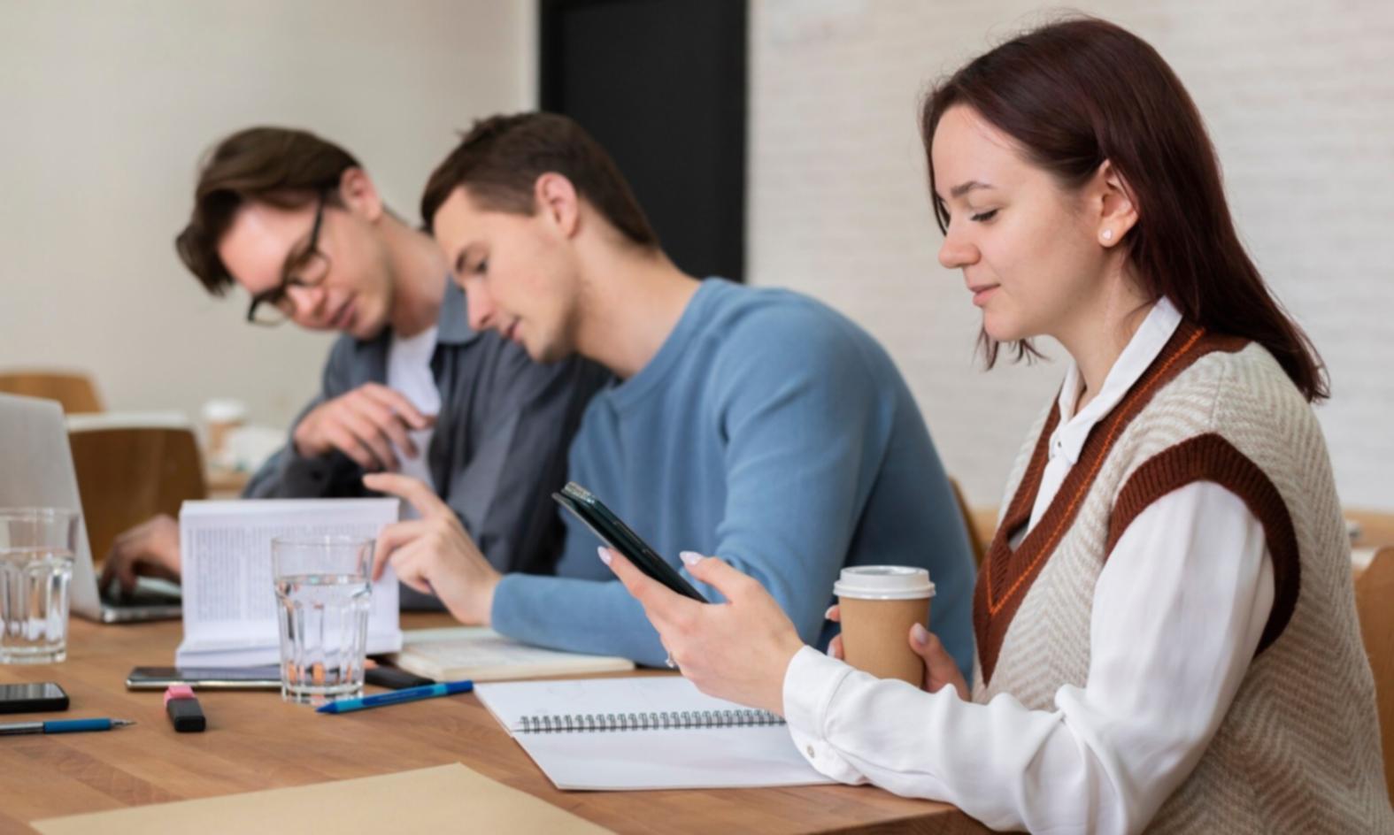 Bureau de travail avec ordinateurs et documents financiers